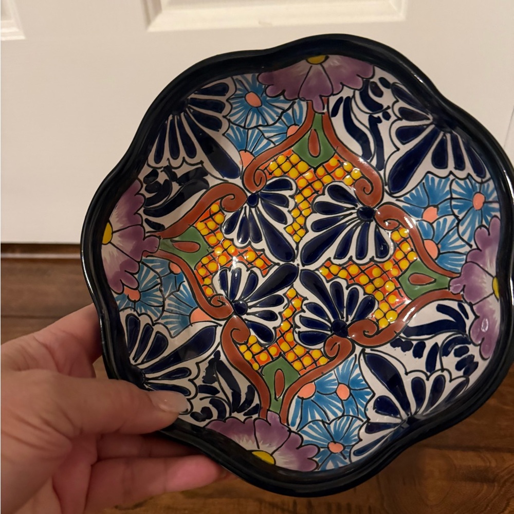 Beautiful Talavera Floral Ceramic Bowl. Measures 7 3/8 wide. - Picture 4 of 4